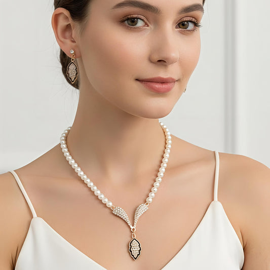 Elegant Faux Pearl Necklace and Earring Set with Crystal-Encrusted Leaf Pendant - Luxurious Gold-Tone Bridal Jewelry for Women